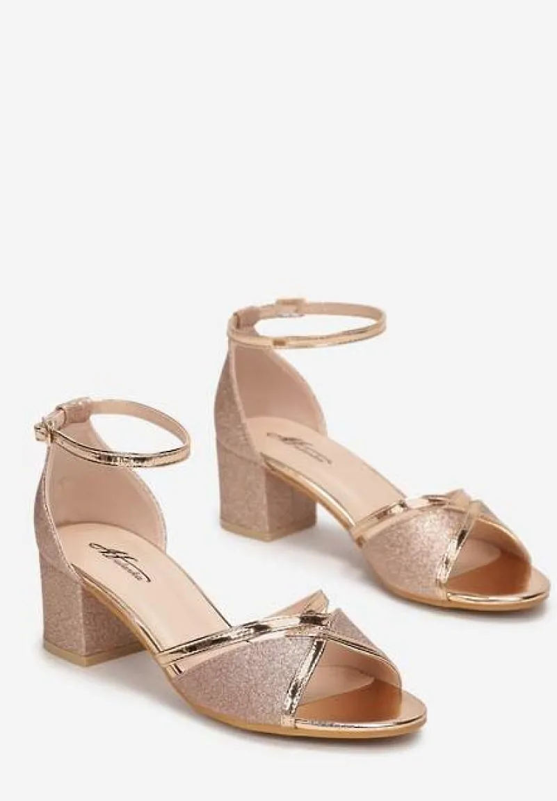 Szampańskie Brokatowe Sandały na Niskim Słupku z Lakierowanymi Paskami Ilenia