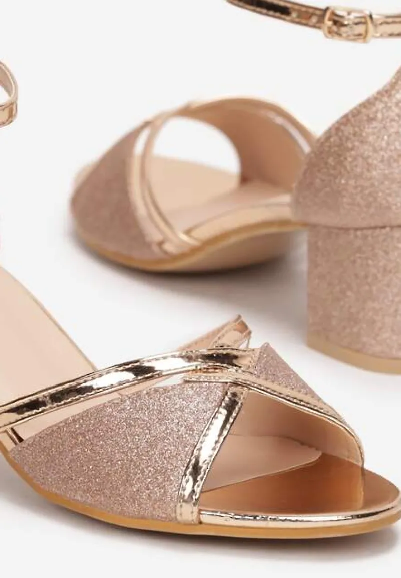 Szampańskie Brokatowe Sandały na Niskim Słupku z Lakierowanymi Paskami Ilenia
