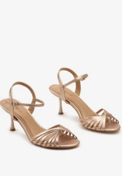 Szampańskie Sandały z Imitacji Skóry na Niskiej Szpilce ze Sprzączką Marique