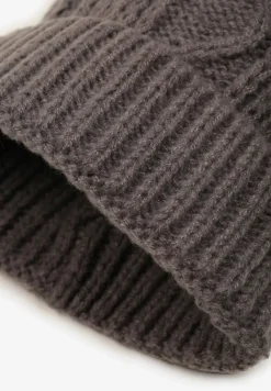 Szara Czapka Ozdobiona Pomponem i Tłoczeniem Tamlin