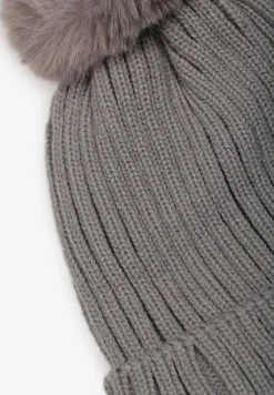 Szara Czapka z Dzianinowego Materiału Ozdobiona Puszystym Pomponem Lilinde