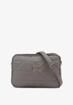 Szara Mała Torebka Typu Listonoszka Ozdobiona Metalową Aplikacją z Regulowanym Paskiem Everenna