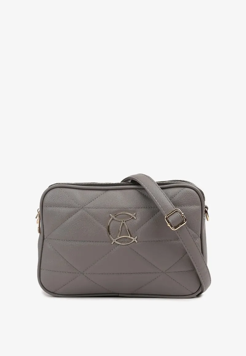 Szara Mała Torebka Typu Listonoszka Ozdobiona Metalową Aplikacją z Regulowanym Paskiem Everenna