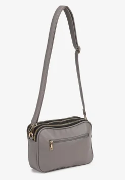 Szara Mała Torebka Typu Listonoszka Ozdobiona Metalową Aplikacją z Regulowanym Paskiem Everenna