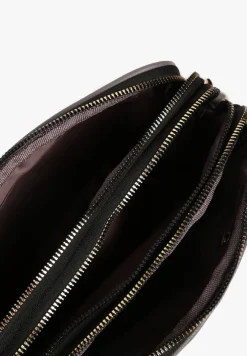 Szara Mała Torebka Typu Listonoszka Ozdobiona Metalową Aplikacją z Regulowanym Paskiem Everenna