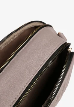 Szara Pikowana Torebka Typu Listonoszka z Ozdobną Metalową Aplikacją Virida