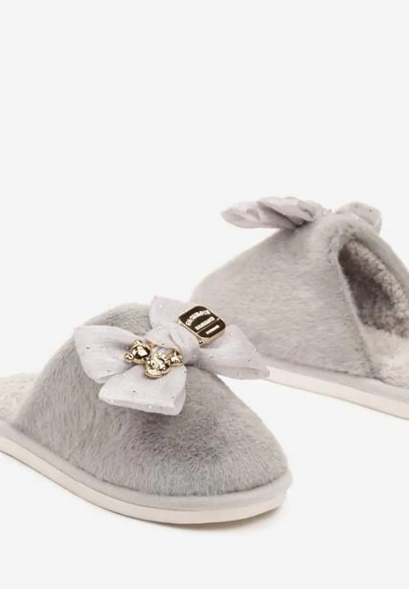Szare Kapcie Wsuwane z Futerkiem Ozdobione Kokardą z Metalowymi Detalami Reaniara