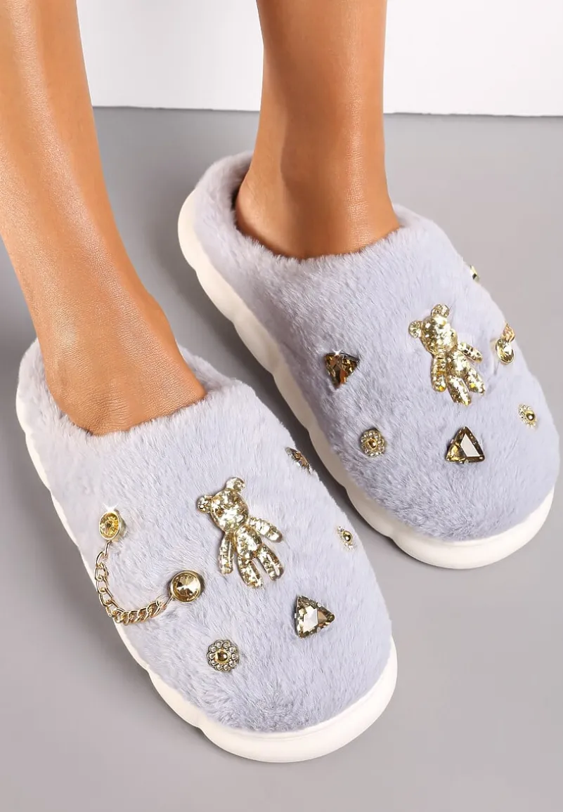 Szare Kapcie z Futerka na Grubej Podeszwie z Naszywkami i Łańcuszkami Wyrinia