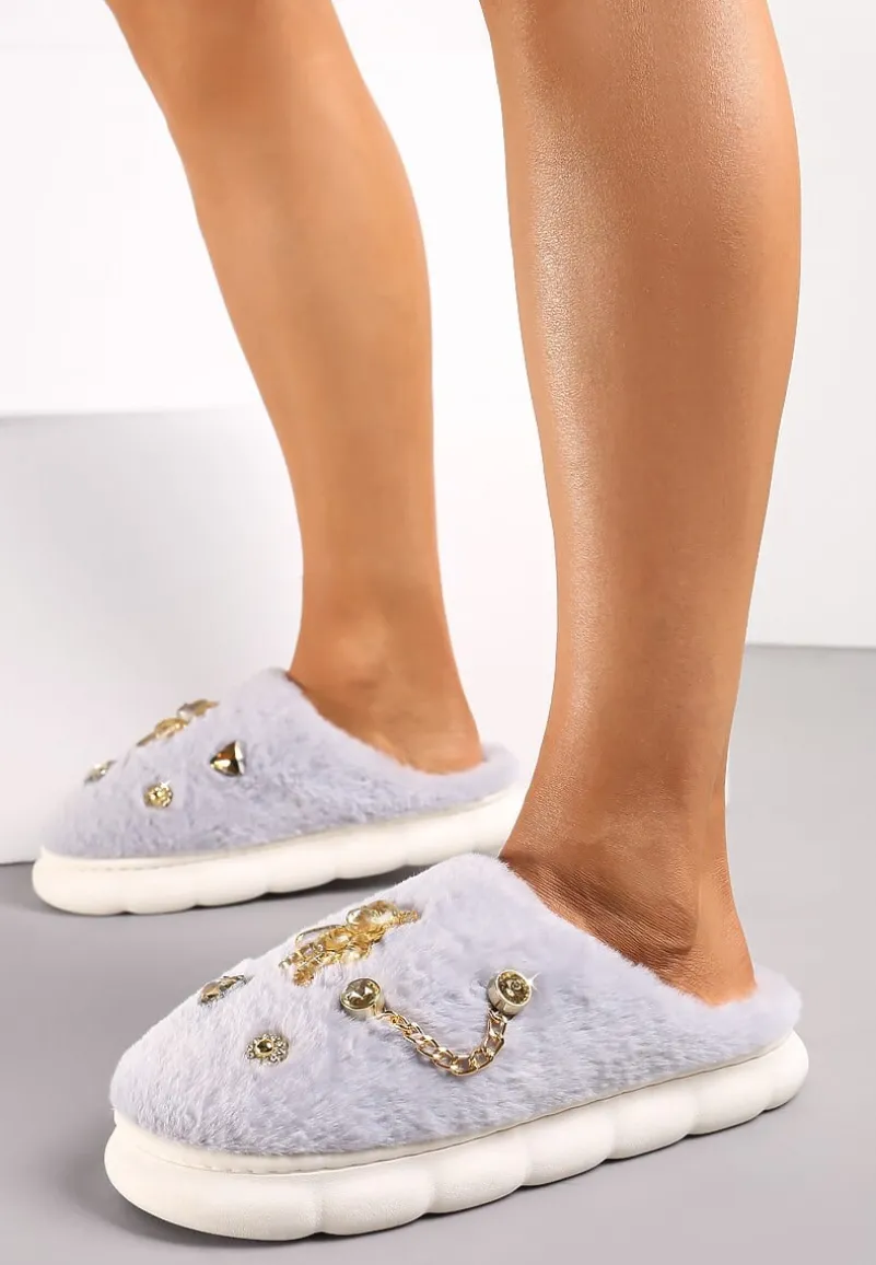 Szare Kapcie z Futerka na Grubej Podeszwie z Naszywkami i Łańcuszkami Wyrinia