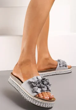 Szare Klapki na Podeszwie z Nitami Zdobione Kwiatową Aplikacją Althala