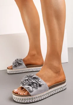 Szare Klapki na Podeszwie z Nitami Zdobione Kwiatową Aplikacją Althala