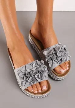 Szare Klapki na Podeszwie z Nitami Zdobione Kwiatową Aplikacją Althala