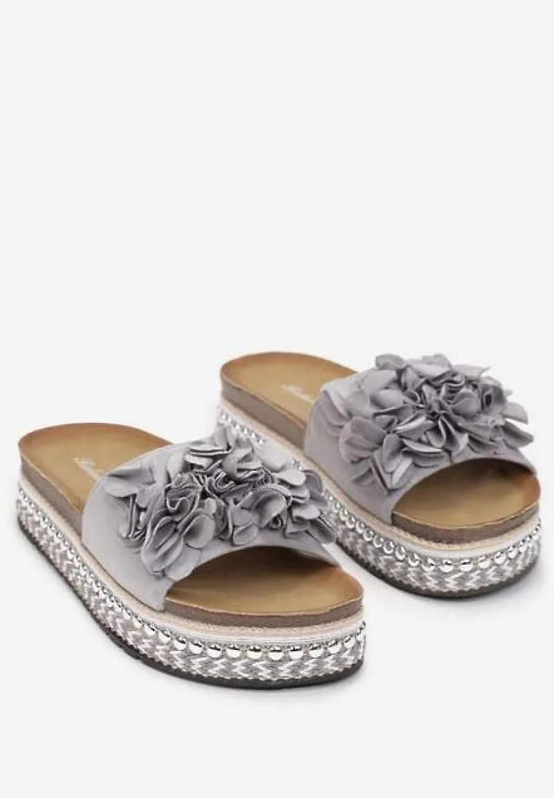 Szare Klapki na Podeszwie z Nitami Zdobione Kwiatową Aplikacją Althala