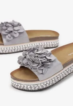 Szare Klapki na Podeszwie z Nitami Zdobione Kwiatową Aplikacją Althala