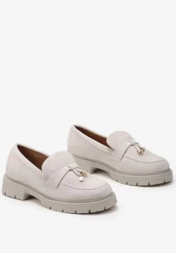 Szare Mokasyny Ozdobione Metaliczną Aplikacją na Cholewce z Ekozamszu Fawna