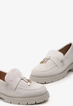 Szare Mokasyny Ozdobione Metaliczną Aplikacją na Cholewce z Ekozamszu Fawna