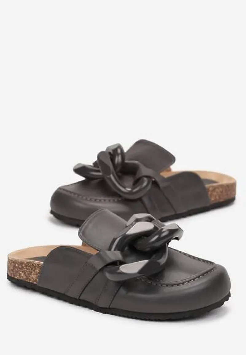 Szare Płaskie Klapki z Korkową Podeszwą i Ozdobnym Łańcuchem Farya