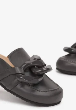 Szare Płaskie Klapki z Korkową Podeszwą i Ozdobnym Łańcuchem Farya