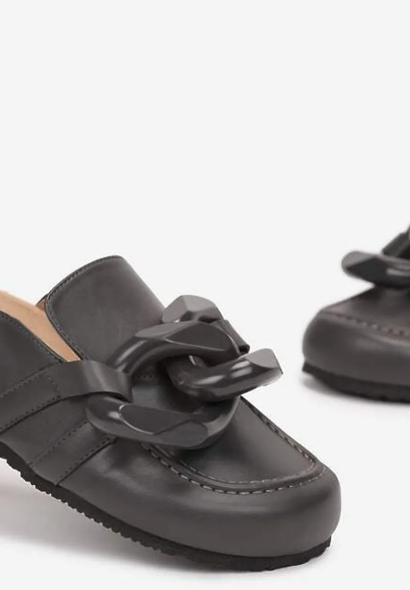 Szare Płaskie Klapki z Korkową Podeszwą i Ozdobnym Łańcuchem Farya