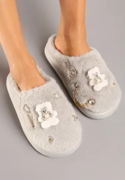 Szare Wsuwane Kapcie z Futerkiem Ozdobione Metalowymi Aplikacjami Reandwenna