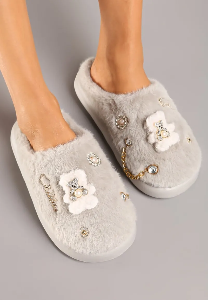 Szare Wsuwane Kapcie z Futerkiem Ozdobione Metalowymi Aplikacjami Reandwenna