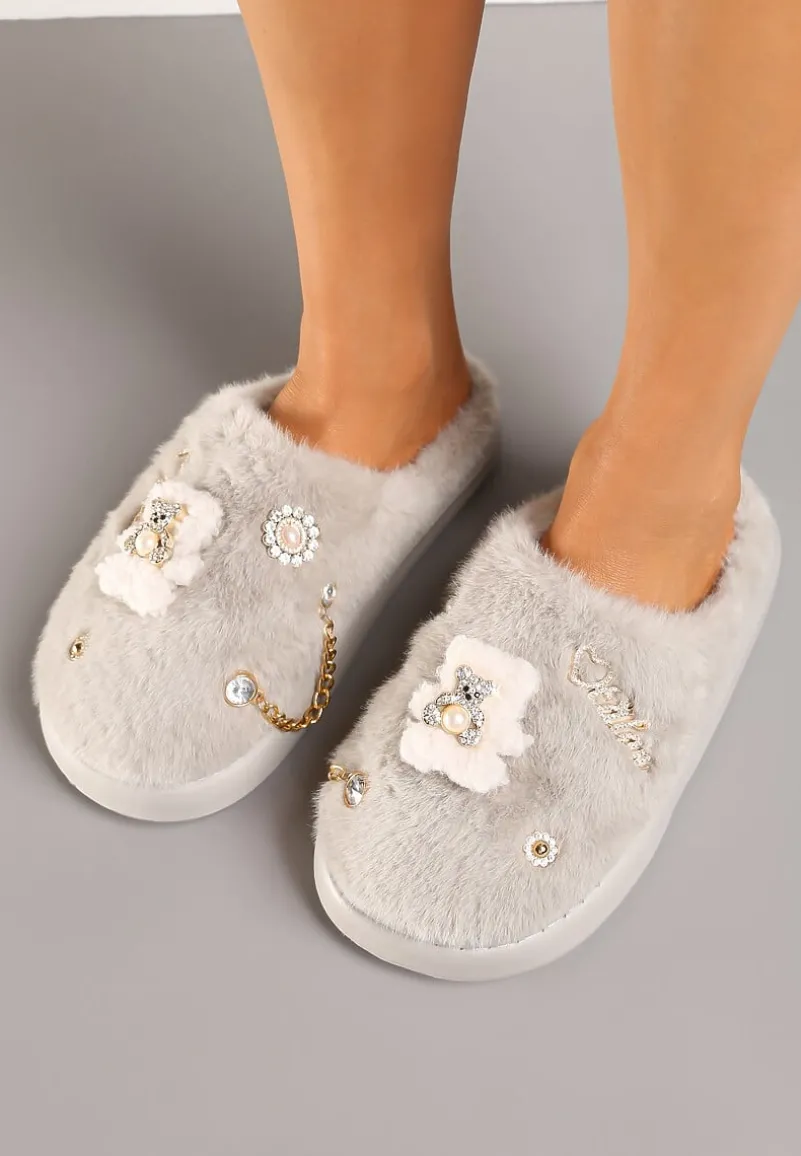 Szare Wsuwane Kapcie z Futerkiem Ozdobione Metalowymi Aplikacjami Reandwenna