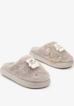 Szare Wsuwane Kapcie z Futerkiem Ozdobione Metalowymi Aplikacjami Reandwenna