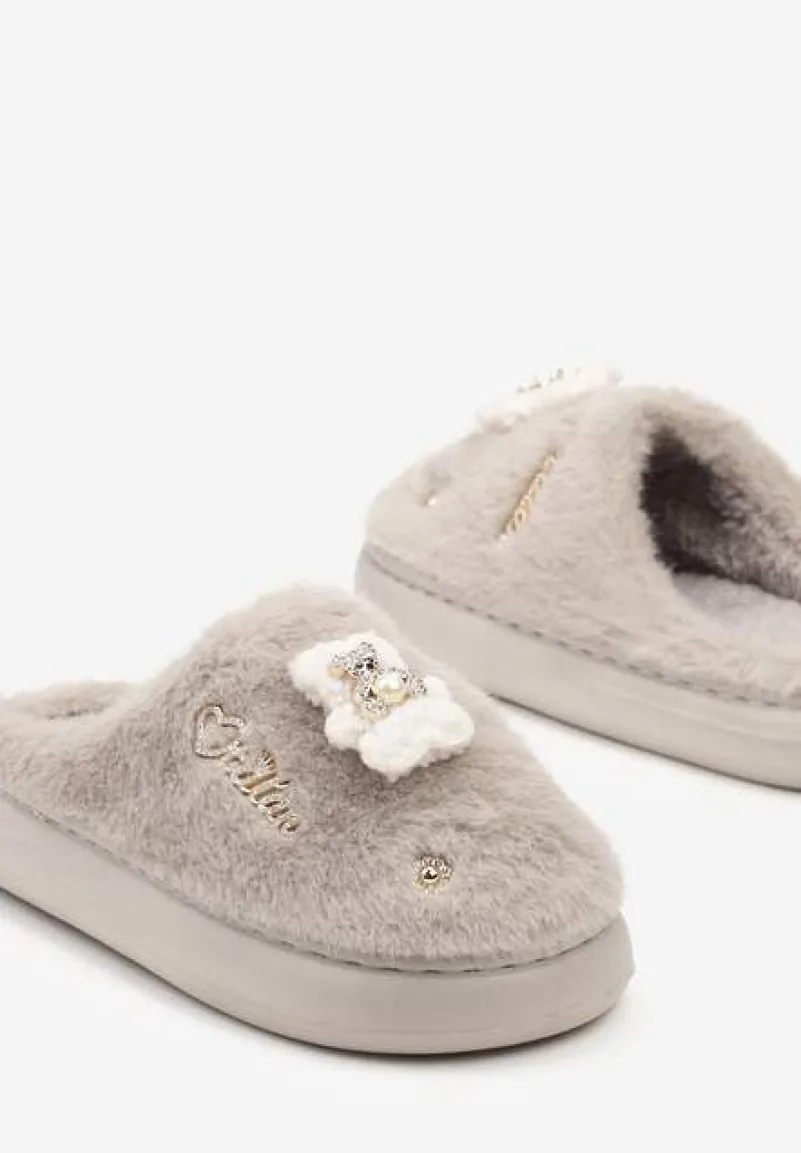 Szare Wsuwane Kapcie z Futerkiem Ozdobione Metalowymi Aplikacjami Reandwenna