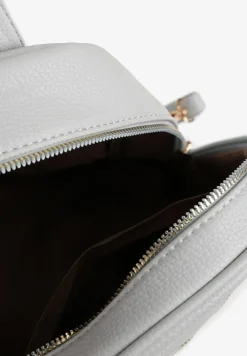 Szary Casualowy Plecak z Metaliczną Aplikacją i Regulowanymi Szelkami Haliriss