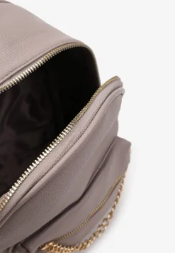 Szary Mały Plecak z Imitacji Skóry na Regulowanych Szelkach z Łańcuszkiem Carnissa