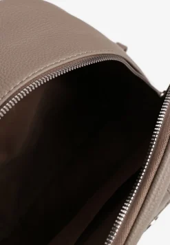 Szary Mały Plecak z Kieszonką i Metaliczną Ozdobą na Szelkach z Regulacją Ravasindra