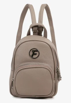 Szary Mały Plecak Zdobiony Metalowym Detalem Wyposażony w Dodatkową Kieszeń Savarosa