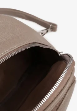 Szary Mały Plecak Zdobiony Metalowym Detalem Wyposażony w Dodatkową Kieszeń Savarosa