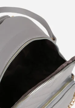 Szary Plecak Ozdobiony Łańcuszkiem i Pikowaniem Kolaggia