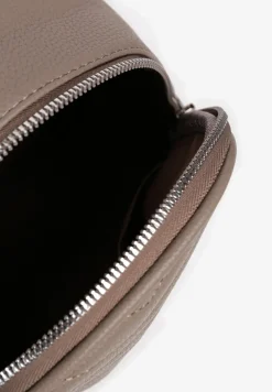 Szary Plecak z Pikowanymi Przeszyciami i Dodatkową Kieszenią z Regulowanymi Szelkami Ravindraea