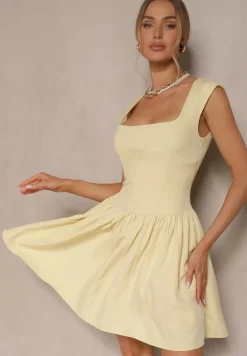 Żółta Sukienka o Rozkloszowanym Kroju z Kwadratowym Dekoltem Halivira