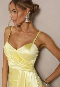 Żółta Sukienka Satynowa z Marszczeniem i Ozdobnym Trenem Katiriva
