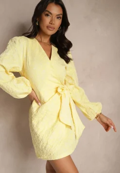Żółta Taliowana Sukienka o Kopertowym Fasonie Fadasse