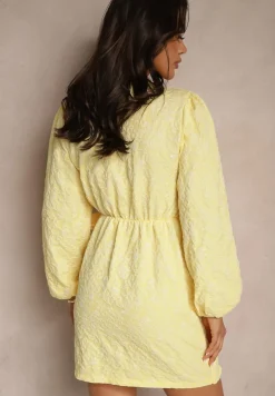 Żółta Taliowana Sukienka o Kopertowym Fasonie Fadasse