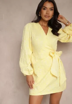Żółta Taliowana Sukienka o Kopertowym Fasonie Fadasse