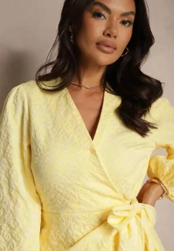 Żółta Taliowana Sukienka o Kopertowym Fasonie Fadasse