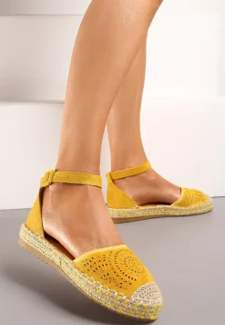Żółte Espadryle na Płaskiej Podeszwie z Ażurowym Zdobieniem Zapinane Wokół Kostki Vizimaia