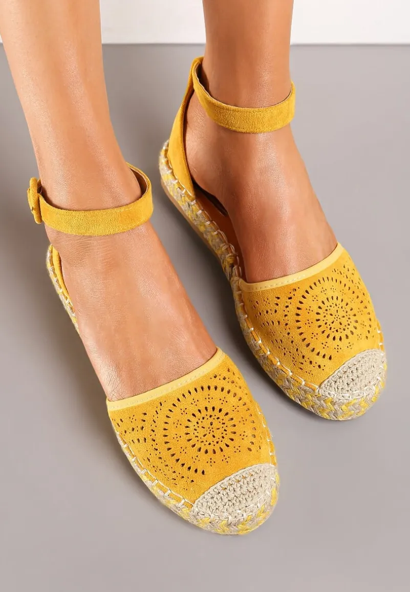Żółte Espadryle na Płaskiej Podeszwie z Ażurowym Zdobieniem Zapinane Wokół Kostki Vizimaia