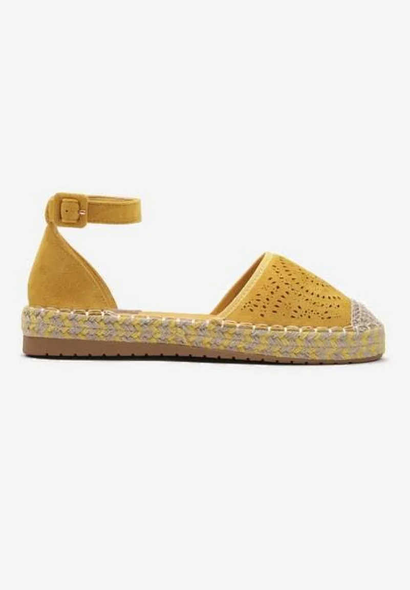 Żółte Espadryle na Płaskiej Podeszwie z Ażurowym Zdobieniem Zapinane Wokół Kostki Vizimaia