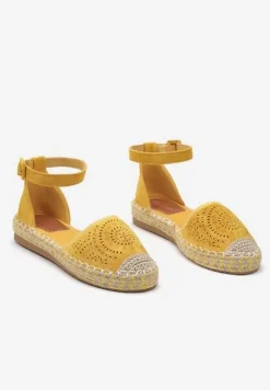 Żółte Espadryle na Płaskiej Podeszwie z Ażurowym Zdobieniem Zapinane Wokół Kostki Vizimaia