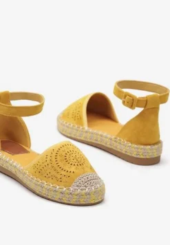 Żółte Espadryle na Płaskiej Podeszwie z Ażurowym Zdobieniem Zapinane Wokół Kostki Vizimaia
