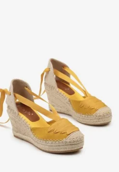 Żółte Sandały z Ozdobną Wstążką przy Kostce na Koturnie z Plecionki Fandira