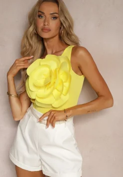 Żółty Top Ozdobiony Dużym Naszytym Kwiatem z Asymetrycznym Dekoltem Dedria