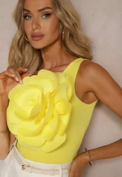 Żółty Top Ozdobiony Dużym Naszytym Kwiatem z Asymetrycznym Dekoltem Dedria