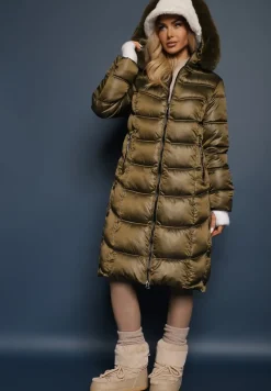 Zielona Długa Kurtka z Odpinanym Kapturem Zdobiona Pikowaniem i Rozcięciami na Napy Zennera